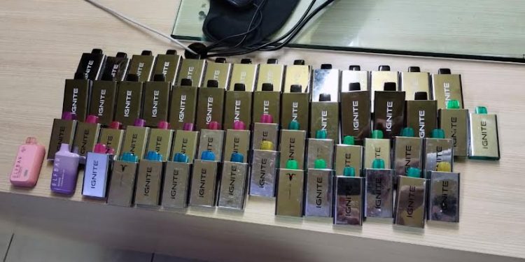 Operação conjunta apreende cigarros eletrônicos e cigarros convencionais contrabandeados no Parque do Povo
