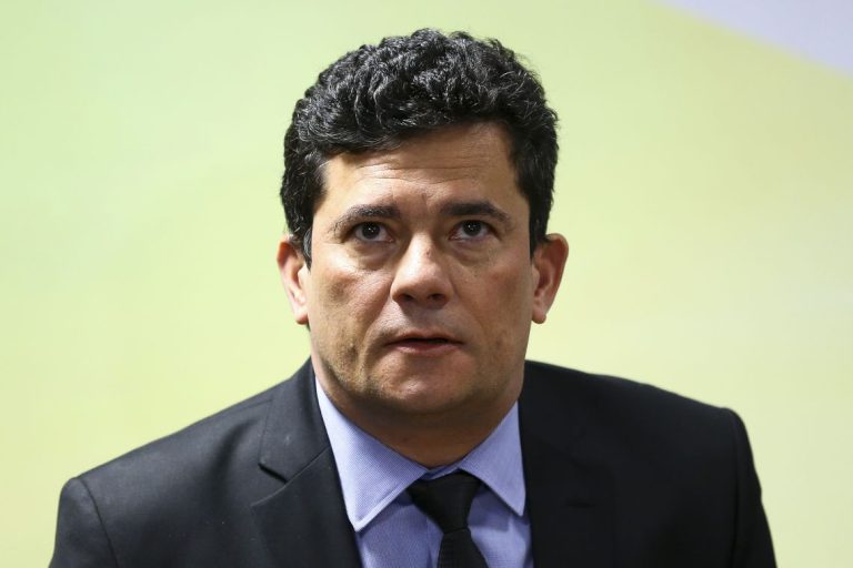 Desembargador pede vista e suspende julgamento de Moro