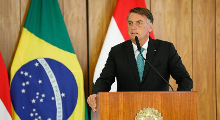 Bolsonaro já entregou passaporte à Polícia Federal