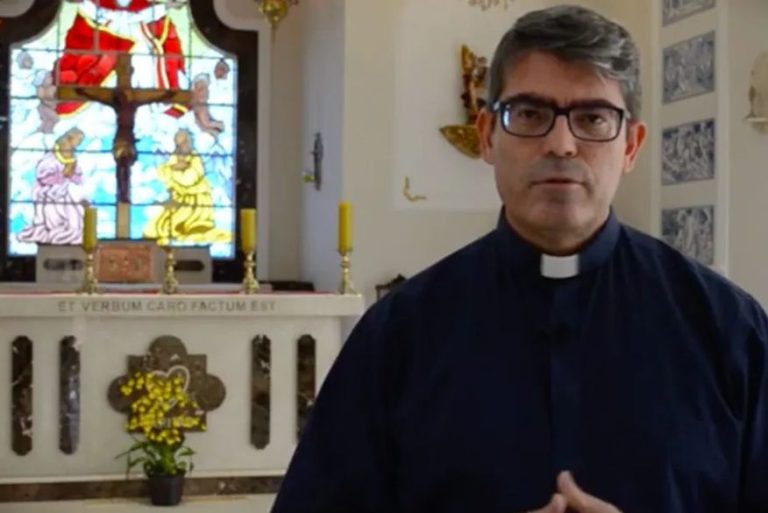 Padre pede dispensa da Igreja Católica ao saber que vai ser pai