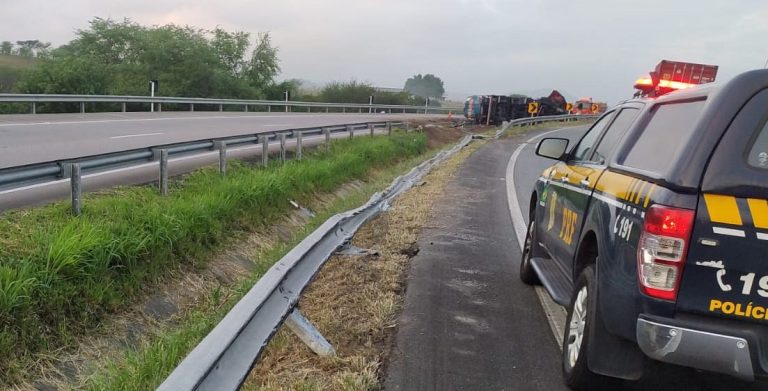 Trânsito é liberado na BR-230, em Ingá, após retirada de caminhão tombado, carregado de gasolina