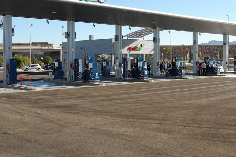 Dois postos são autuados por preços abusivos de combustíveis na Paraíba