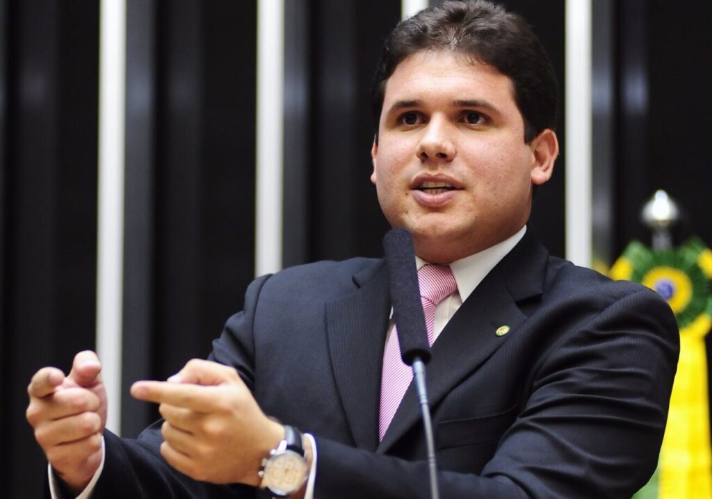 Hugo Motta diz que Câmara vai pautar projetos sobre crianças em redes sociais