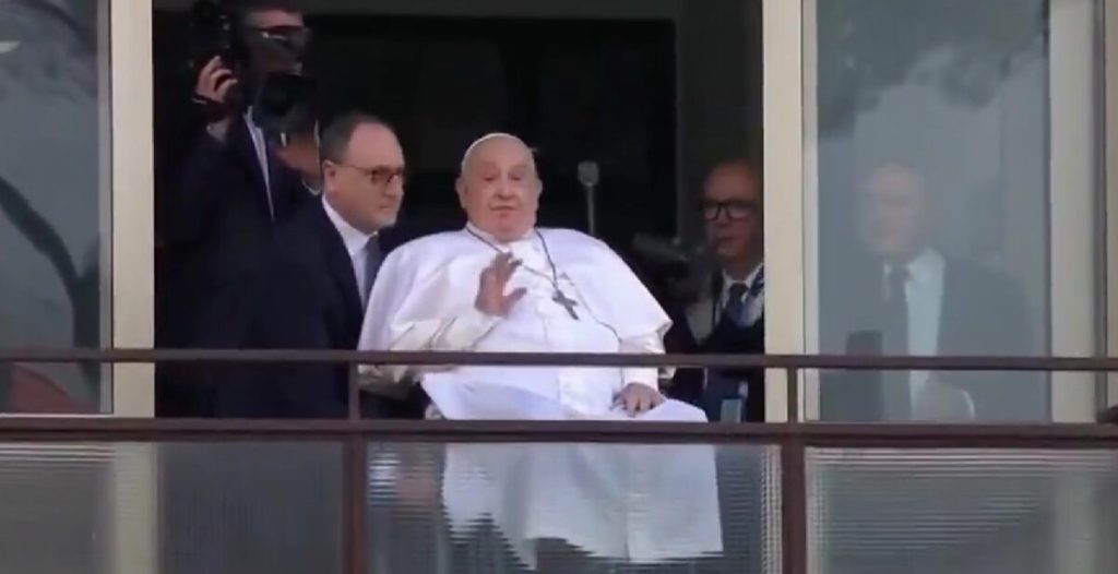 Papa Francisco faz primeira aparição pública após 38 dias de internação e dá a benção aos fiéis