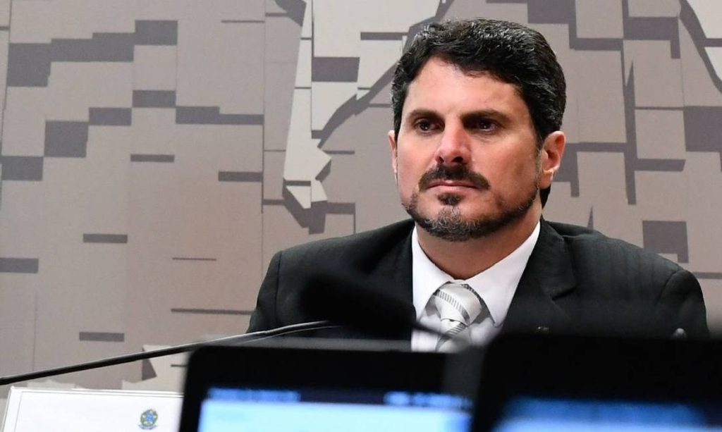 Ministro Alexandre Moraes determina bloqueio de contas do senador Marcos do Val