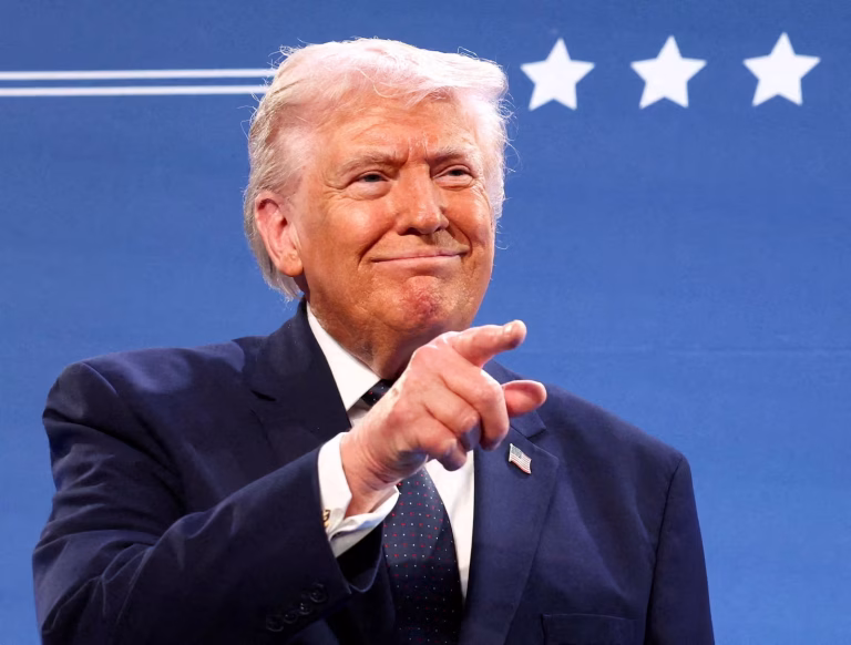 Dólar cai para R$ 5,16 e petróleo tem forte queda após Trump indicar possível fim da guerra