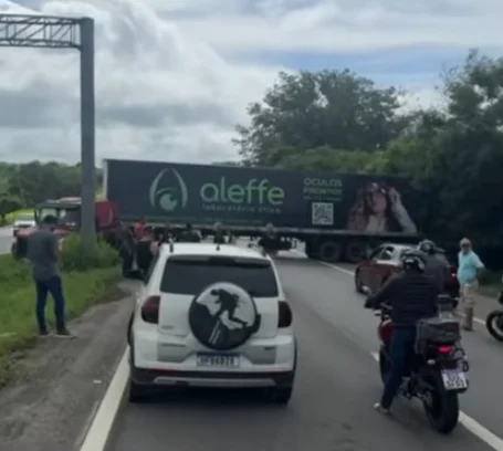 Acidente com caminhões causa interdição completa da BR-230 em Campina Grande sentido JP