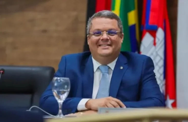 Operação da Polícia Federal afasta prefeito recém-eleito, em Cabedelo