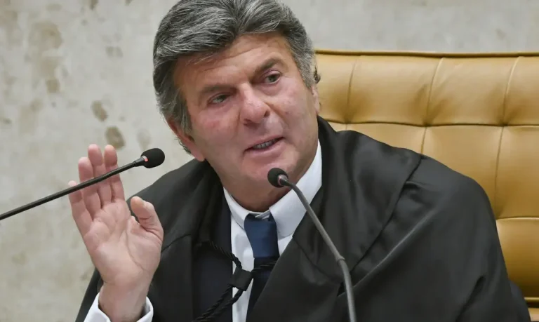 Ministro Luiz Fux vota para manter presos pai e primo de Vorcaro