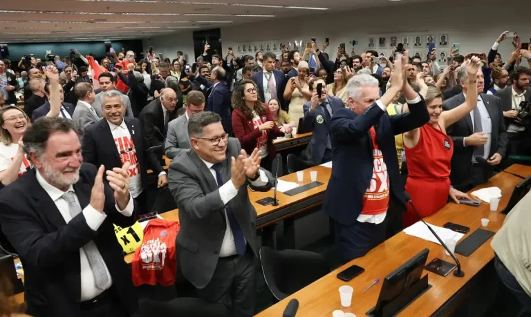 Aprovado o relatório de PEC que acaba com escala 6X1