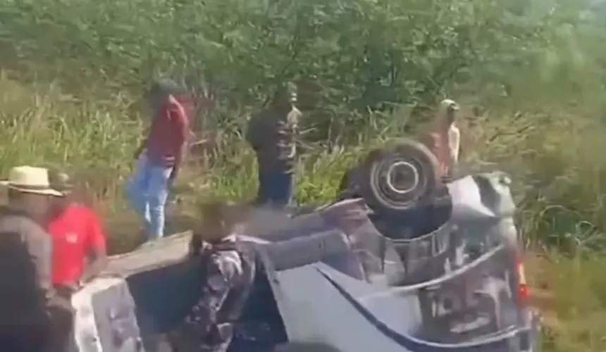 Colisão entre carro e van deixa feridos na BR-104, entre Esperança e São Sebastião de Lagoa de Roça/PB