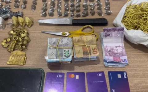 Suspeitos de tráfico são detidos com droga, dinheiro e faca no bairro Jeremias em Campina Grande