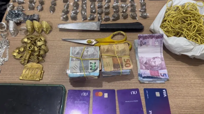 Suspeitos de tráfico são detidos com droga, dinheiro e faca no bairro Jeremias em Campina Grande