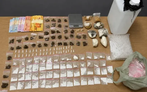 PM apreende cocaína, crack, loló e maconha no bairro Pedregal em Campina; uma suspeita foi detida