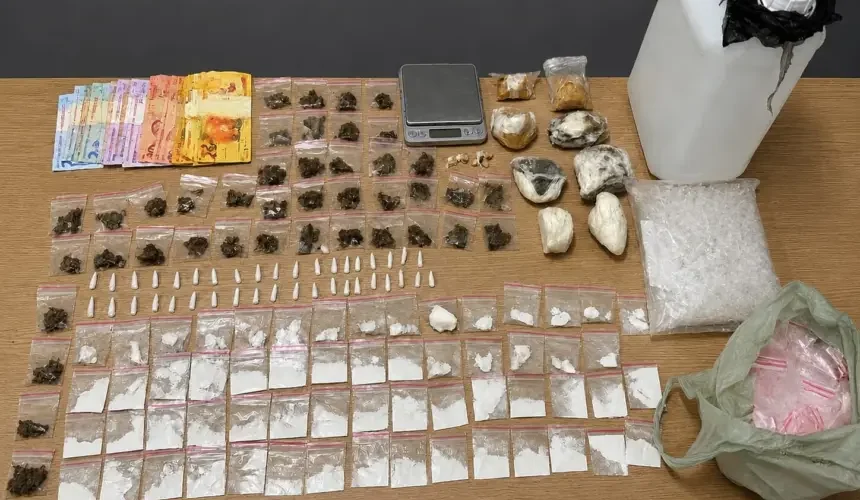 PM apreende cocaína, crack, loló e maconha no bairro Pedregal em Campina; uma suspeita foi detida