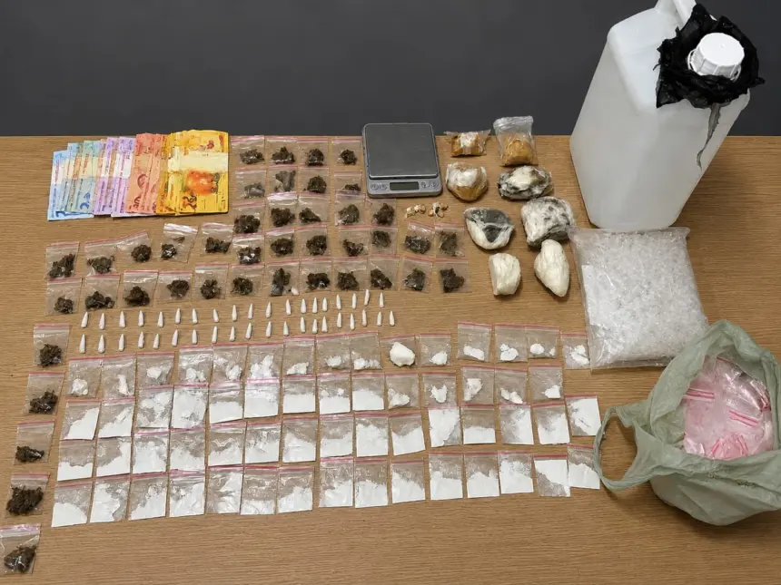PM apreende cocaína, crack, loló e maconha no bairro Pedregal em Campina; uma suspeita foi detida