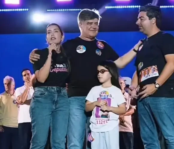 Wellington Roberto sobe no palanque com Lucas e aumenta especulações de crise na chapa de Cícero Lucena