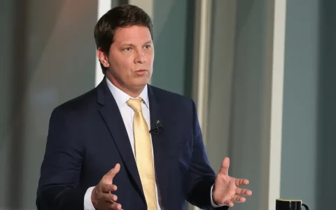 Ministro Flavio Dino cita risco de evasão e proíbe deputado Mario Frias de deixar país