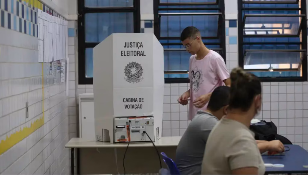Sete em cada dez brasileiros sentem mais raiva da política do que esperança, mostra pesquisa