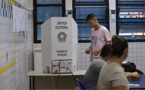 Sete em cada dez brasileiros sentem mais raiva da política do que esperança, mostra pesquisa
