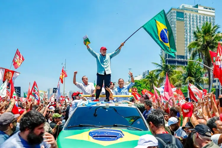 Com virada no segundo turno, Lula se reelege para 4º mandato