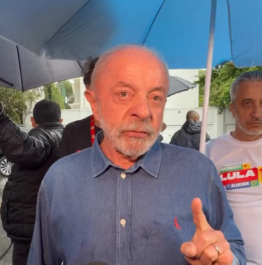 Presidente Lula avalia como vergonhosa a fuga de Flávio Bolsonaro para os EUA