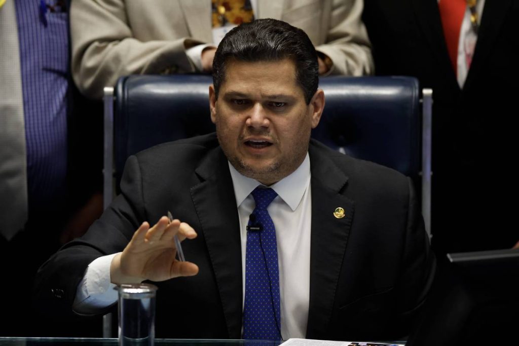 Oposição tenta evitar PEC 6×1 antes do 2º turno, mas Alcolumbre diz que votação está mantida