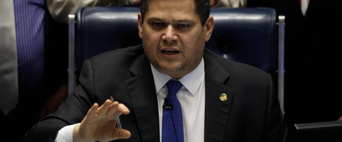 Oposição tenta evitar PEC 6×1 antes do 2º turno, mas Alcolumbre diz que votação está mantida