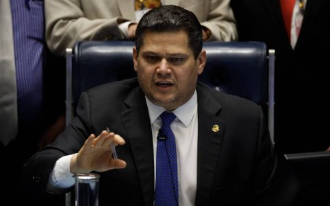 Oposição tenta evitar PEC 6×1 antes do 2º turno, mas Alcolumbre diz que votação está mantida