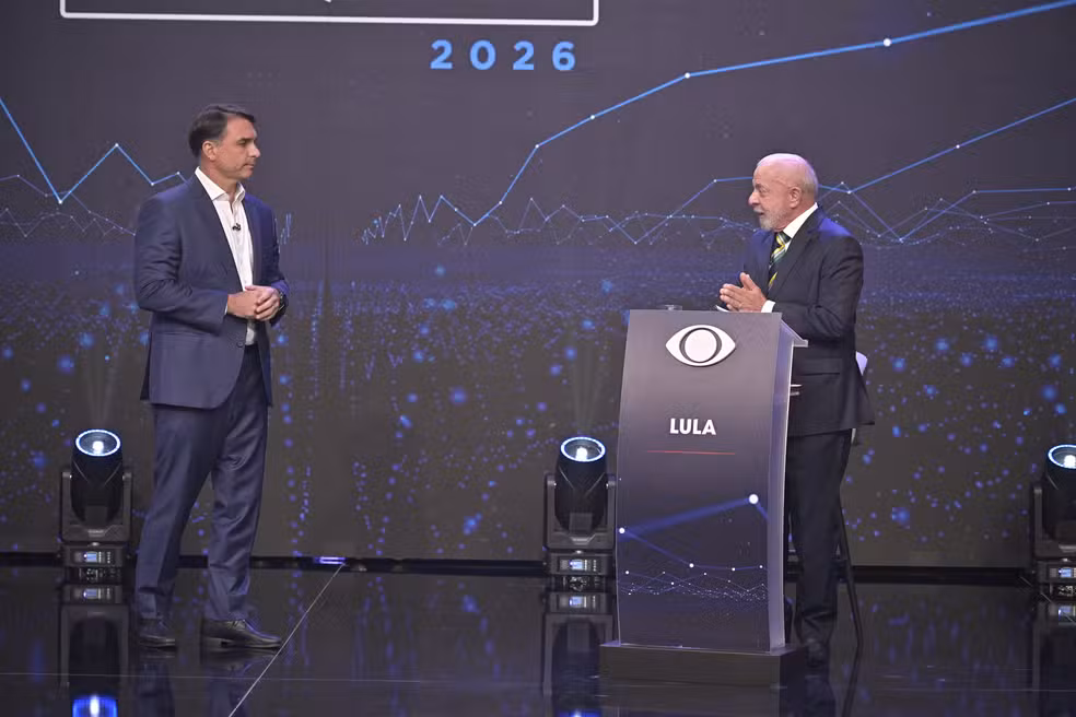 No 1º debate, Lula e Flávio Bolsonaro trocam acusações e provocações